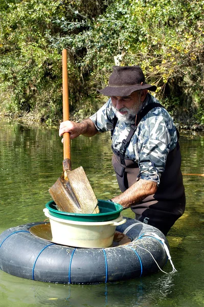 Χρυσοθήρα Μετακίνηση Για Χρυσό Στα Ποτάμια Στη Γαλλία Στην Περιοχή — Φωτογραφία Αρχείου