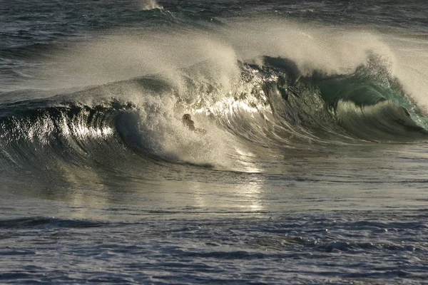 Onda Delle Onde Del Mare Che Infrangono Sulle Rocce — Foto Stock