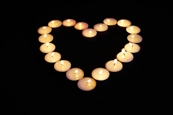 Herzform Aus Teelicht Oder Nachtlicht Kerzen Auf Schwarzem Hintergrund — Stockfoto
