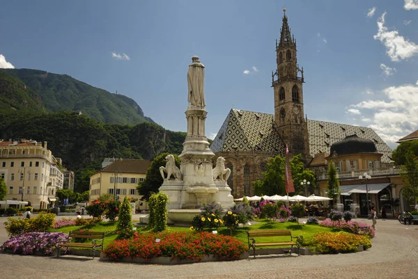 Platz Mit Brunnen Und Kirche Bozen — Stockfoto