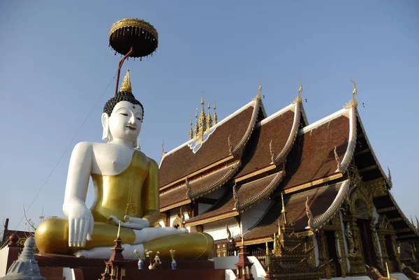 Άγαλμα Μπούντα Μπροστά Στο Μόρνθεαν Τσιάνγκ Μάι Ταϊλάνδη — Φωτογραφία Αρχείου