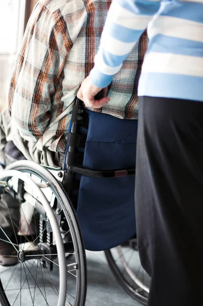 Behinderter Rollstuhl Mit Den Händen Auf Der Straße — Stockfoto