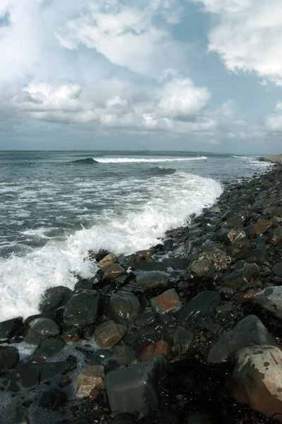 Uma Praia Seixos Dia Brilhante Com Ondas Mar Calmas Salpicando — Fotografia de Stock