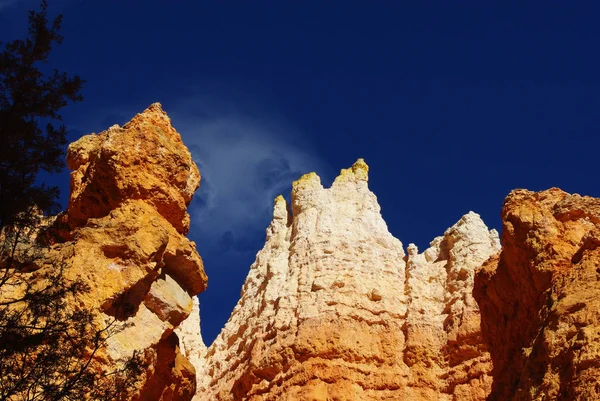 Weiße Und Orangefarbene Felsformationen Mit Mystischer Wolke Bryce Canyon Nationalpark — Stockfoto