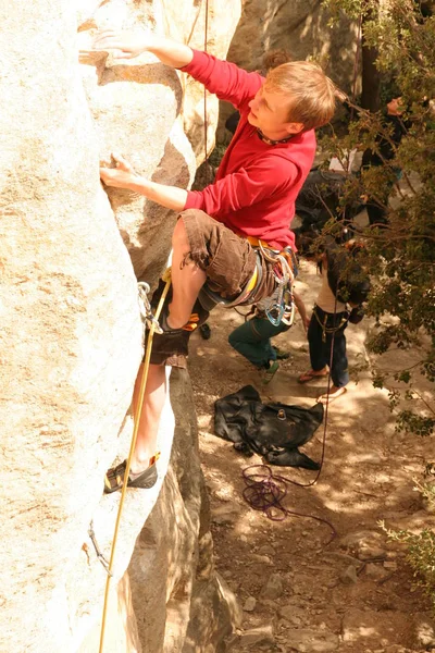 Mujer Joven Trepando Sobre Roca — Foto de Stock