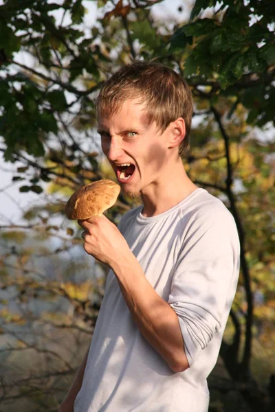 Νεαρός Τρώει Τούρτα — Φωτογραφία Αρχείου