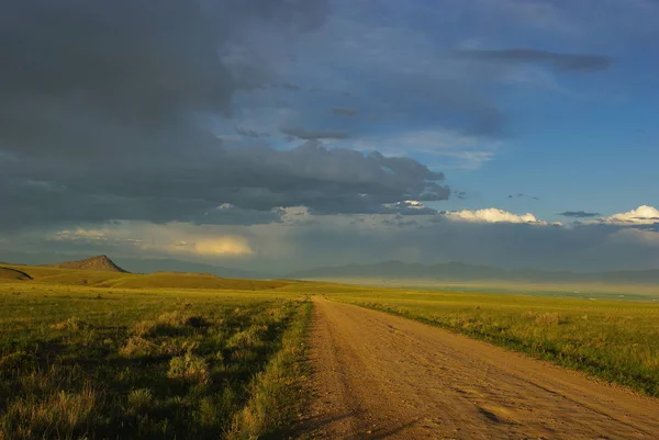 Štěrková Cesta Travnaté Porosty Hory Blízkosti Dillonu Montana — Stock fotografie