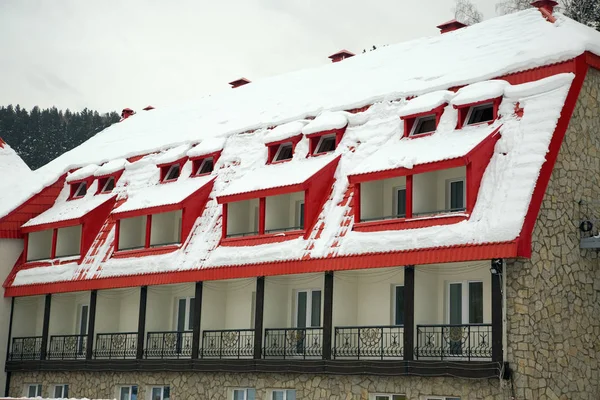 Alp Otelinin Karla Kaplı Çatısı Belokurikha Tatil Beldesi Şubat 2008 — Stok fotoğraf