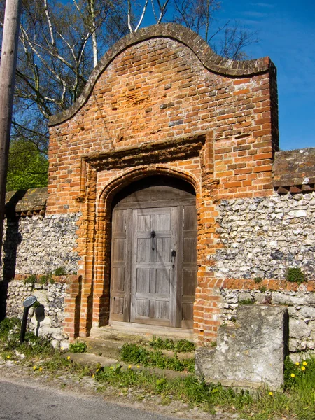 Brama Tudor Prowadzi East Court House Detling Wraz Blokami Montażowymi — Zdjęcie stockowe