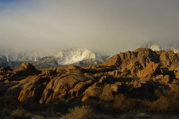 Sun Fog Early Morning Alabama Hills Snowy Sierra Nevada — Stock Photo, Image