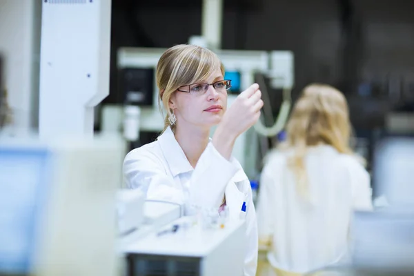 Kvinnliga Forskare Som Bedriver Forskning Ett Laboratorium Färgtonad Bild — Stockfoto