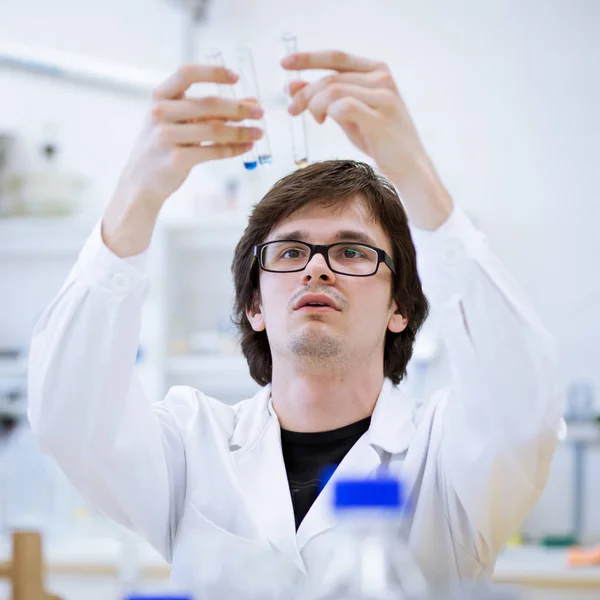 Νεαρός Άνδρας Ερευνητής Φοιτητής Χημείας Που Διεξάγει Επιστημονική Έρευνα Εργαστήριο — Φωτογραφία Αρχείου