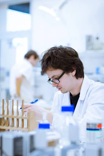 Ung Manlig Forskare Kemistudent Som Bedriver Vetenskaplig Forskning Ett Laboratorium — Stockfoto