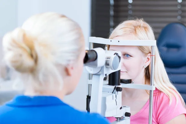 Optometría Bastante Joven Paciente Que Tiene Los Ojos Examinados Por — Foto de Stock