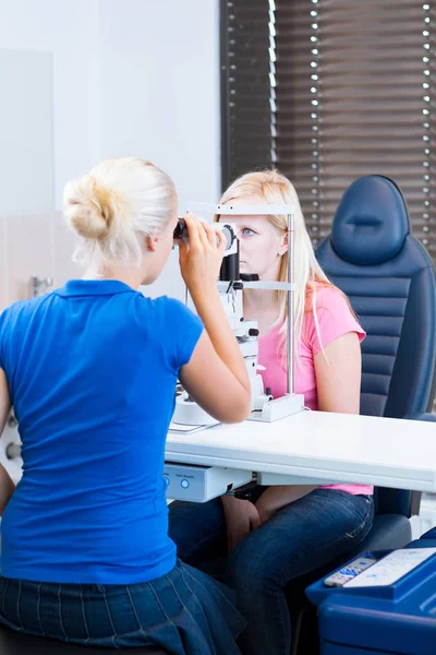 Conceito Optometria Muito Jovem Paciente Sexo Feminino Com Olhos Examinados — Fotografia de Stock