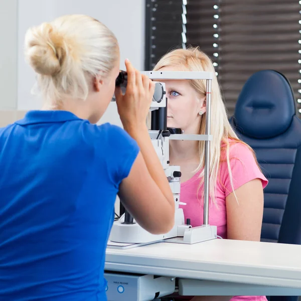 Conceito Optometria Muito Jovem Paciente Sexo Feminino Com Olhos Examinados — Fotografia de Stock