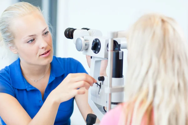 Conceito Optometria Retrato Optometrista Muito Jovem Usando Uma Lâmpada Fenda — Fotografia de Stock