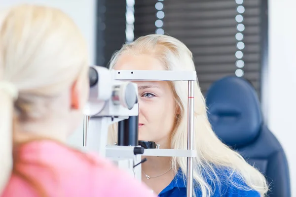 Conceito Optometria Retrato Optometrista Muito Jovem Usando Uma Lâmpada Fenda — Fotografia de Stock