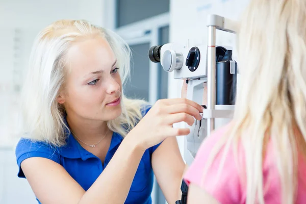 Conceito Optometria Retrato Optometrista Muito Jovem Usando Uma Lâmpada Fenda — Fotografia de Stock