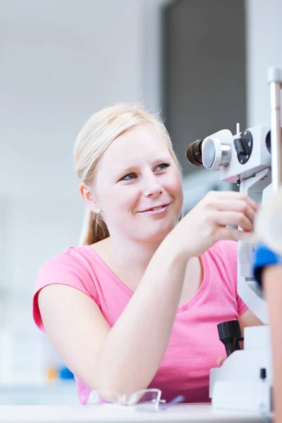 Conceito Optometria Retrato Optometrista Muito Jovem Usando Uma Lâmpada Fenda — Fotografia de Stock