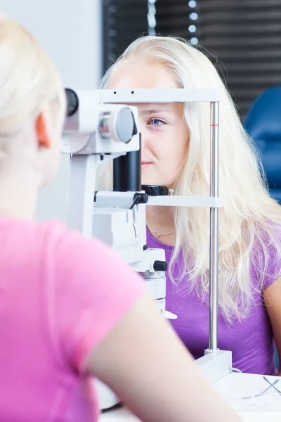 Conceito Optometria Muito Jovem Paciente Sexo Feminino Com Olhos Examinados — Fotografia de Stock