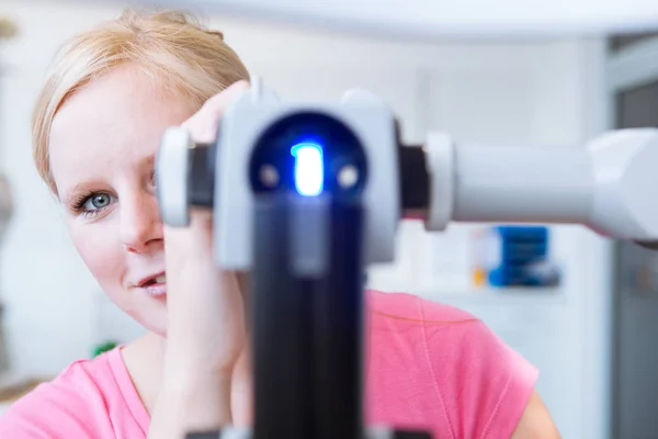 Optometri Koncept Porträtt Ganska Ung Optiker Med Hjälp Spaltlampa För — Stockfoto