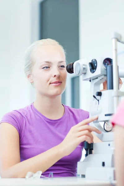 Concepto Optometría Retrato Una Joven Optometrista Usando Una Lámpara Hendidura — Foto de Stock