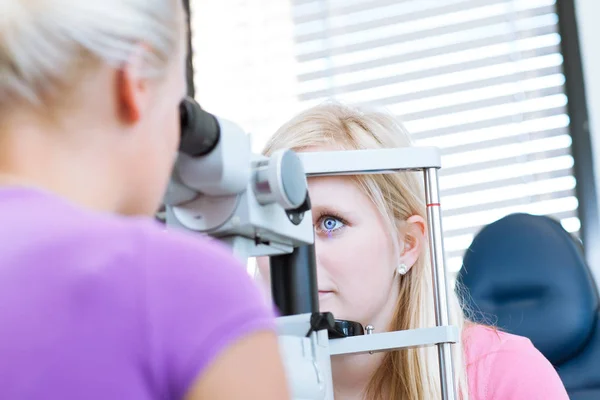 Optometría Bastante Joven Paciente Que Tiene Los Ojos Examinados Por — Foto de Stock
