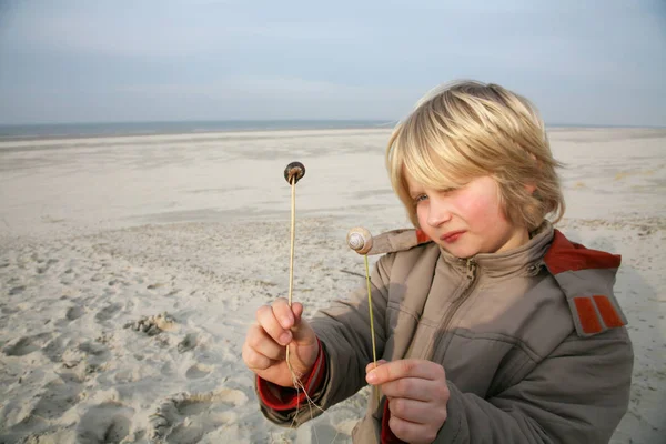 Мальчик Играет Пляже — стоковое фото
