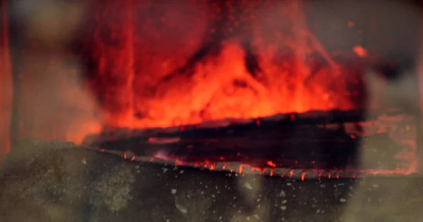 火の中の木の丸太 — ストック写真