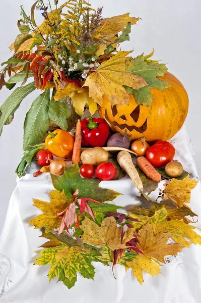 Herbstliche Komposition Von Gemüse Aus Blättern Und Dem Kürbis Halloween — Stockfoto