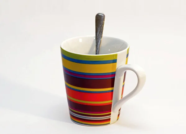 Beyaz Arkaplanda Çay Olan Renkli Bir Kupa — Stok fotoğraf