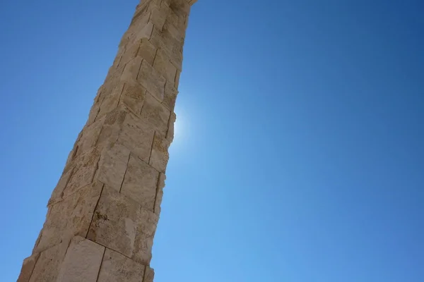 Coluna Pedra Sobe Para Céu — Fotografia de Stock