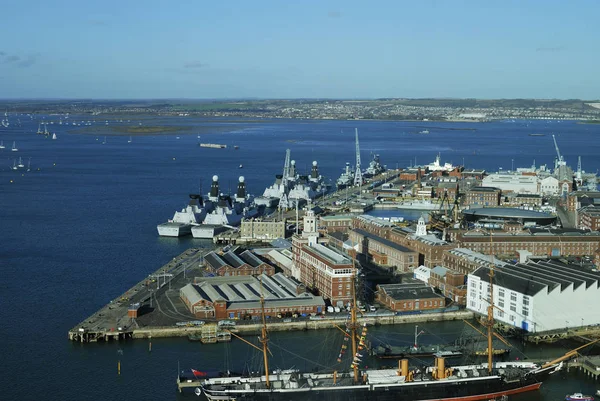 从Spinnaker塔俯瞰朴茨茅斯港口和海军造船厂的空中景观 汉普郡英国 — 图库照片