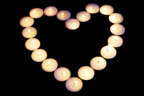 Forma Corazón Hecha Candelas Tealight Luz Noche Sobre Fondo Negro — Foto de Stock