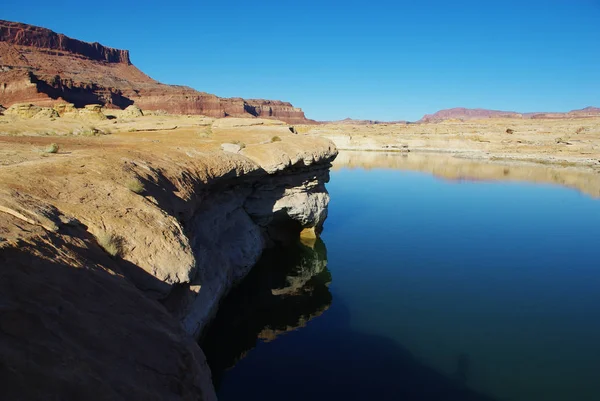 Hite Yakınlarındaki Colorado Nehri Nin Renkli Kayalık Kıyısı Utah — Stok fotoğraf