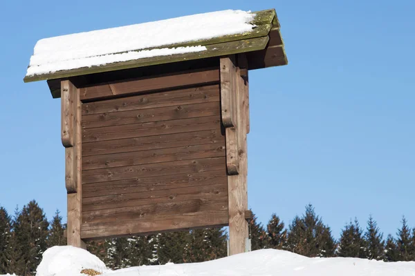 Snöig Affisch Trä Mot Blå Himmel Stockbild