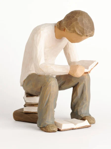 Figur Eines Mannes Beim Lesen — Stockfoto