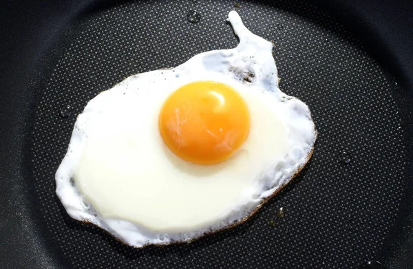 フライパンの上で目玉焼き — ストック写真