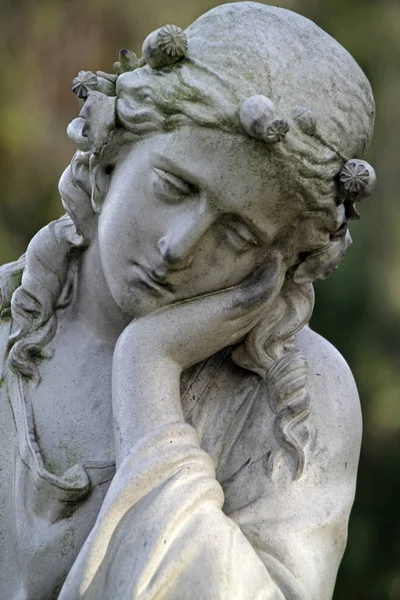 喪の女の墓像 — ストック写真
