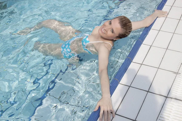 Jeune Femme Dans Piscine — Photo