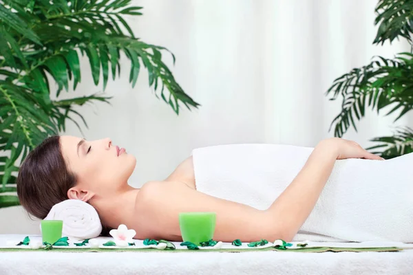 Attractive Brunette Woman Resting Massage — Stock Photo, Image