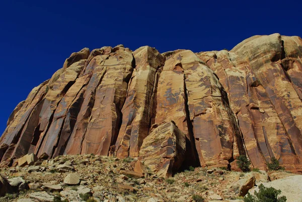 靠近峡谷地区的蓝天岩石结构 — 图库照片