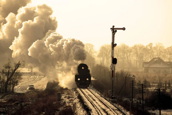 从车站出发的老式蒸汽机车 — 图库照片