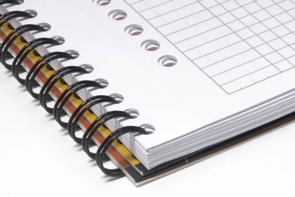 Notebook Branco Com Caneta Sobre Fundo Branco — Fotografia de Stock