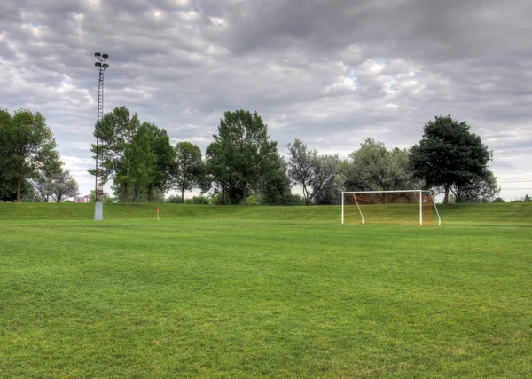 Arka Planda Ağaçlar Olan Bulutsuz Bir Futbol Sahası Hdr Fotoğrafı — Stok fotoğraf