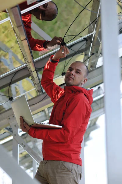 Ingeniero Masculino Lugar Trabajo Planta Paneles Solares Industrial Segundo Plano — Foto de Stock