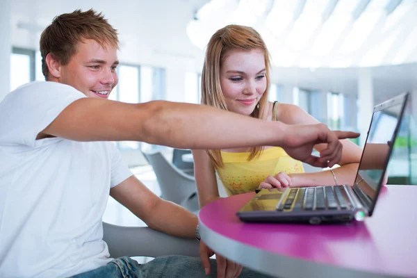 Gelukkig Twee College Studenten Studeren — Stockfoto