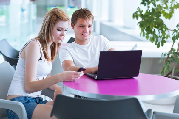 Gelukkig Twee College Studenten Studeren — Stockfoto