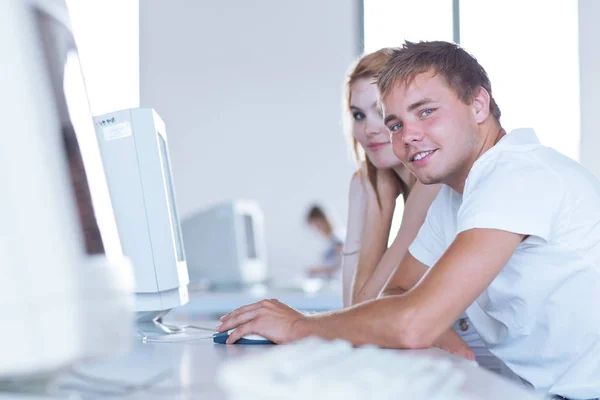 Dois Estudantes Universitários Divertindo Estudando Juntos Usando Computador Uma Biblioteca — Fotografia de Stock